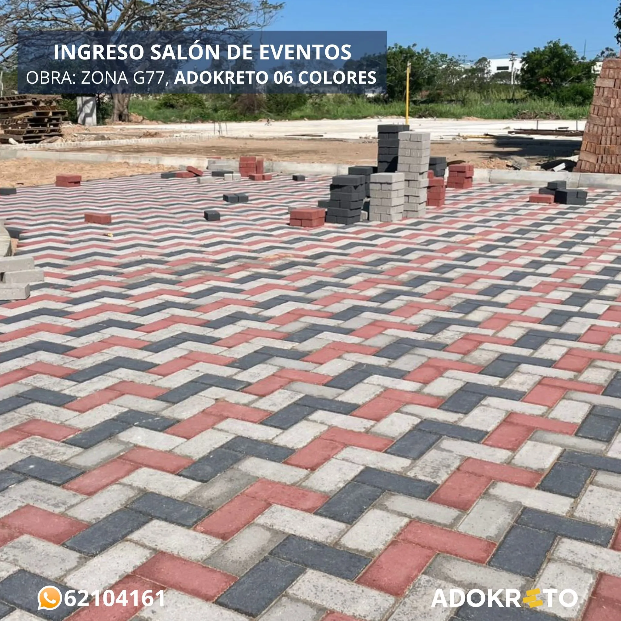 Ingreso de salón de eventos pavimentado con Adokreto 06 en colores